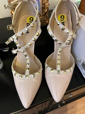 Pointed T-Strap Stud Pump - Pale Pink